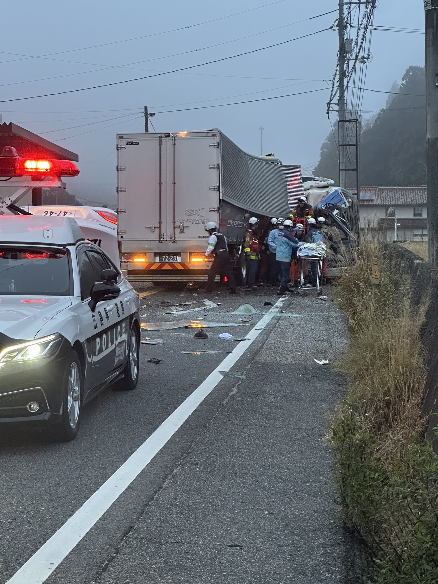 路線バスと大型トラックが正面衝突 バスの乗客2人と双方の運転手けが