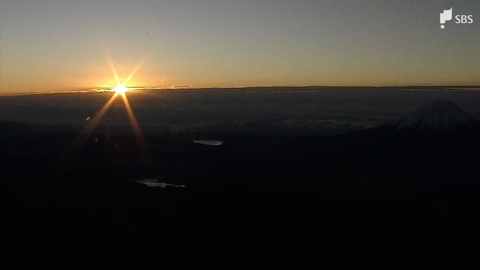 2026年元旦 富士山上空の「初日の出」日の光に染まり美しく | TBS NEWS