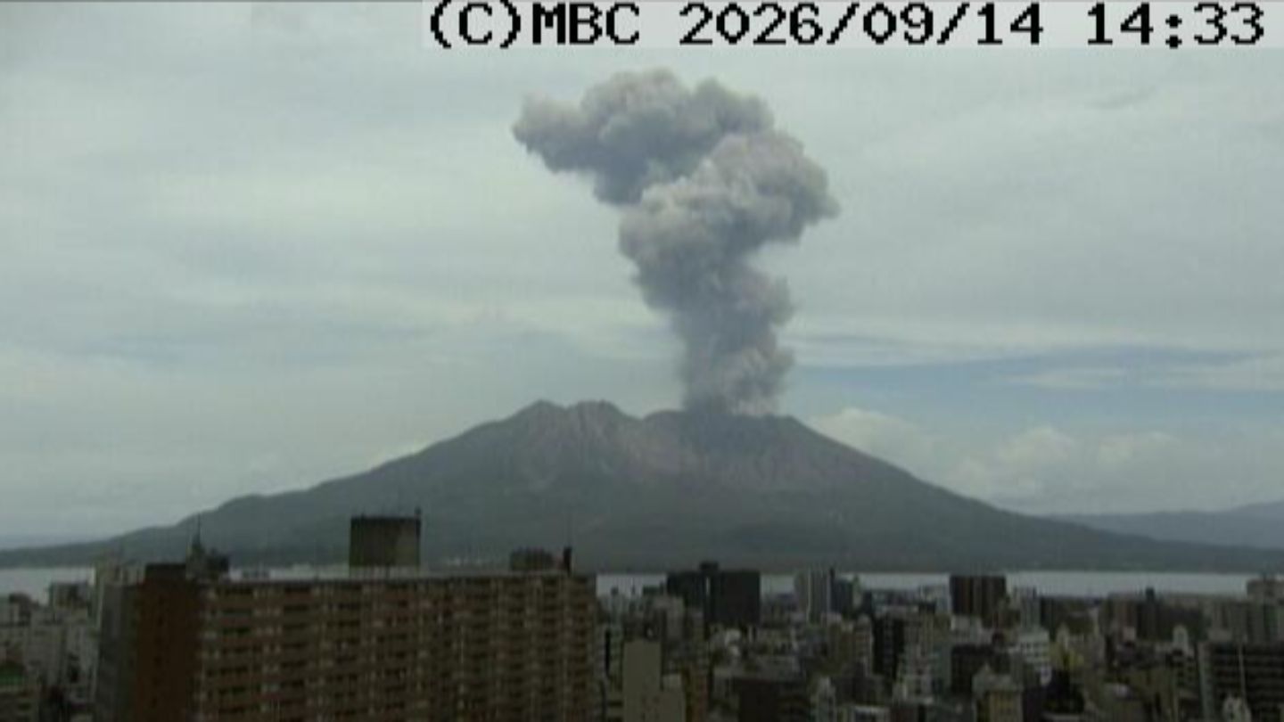 桜島で噴火、噴煙高さ2500m 灰は北の姶良市方向へ 熊本・宮崎でも降灰