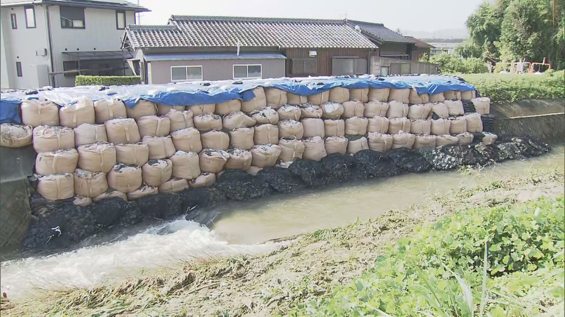 土のう100個で応急工事　台風の影響で崩れた堤防　「本格的な復旧に入りたい」三重県の一見知事が現地視察　松阪市