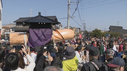 巨大な男性のシンボル 載せた神輿が掛け声とともに街を練り歩く 外国人