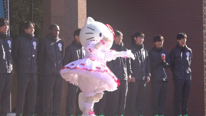 ハローキティが選手を激励 箱根駅伝出場の山梨学院陸上競技部へお守り