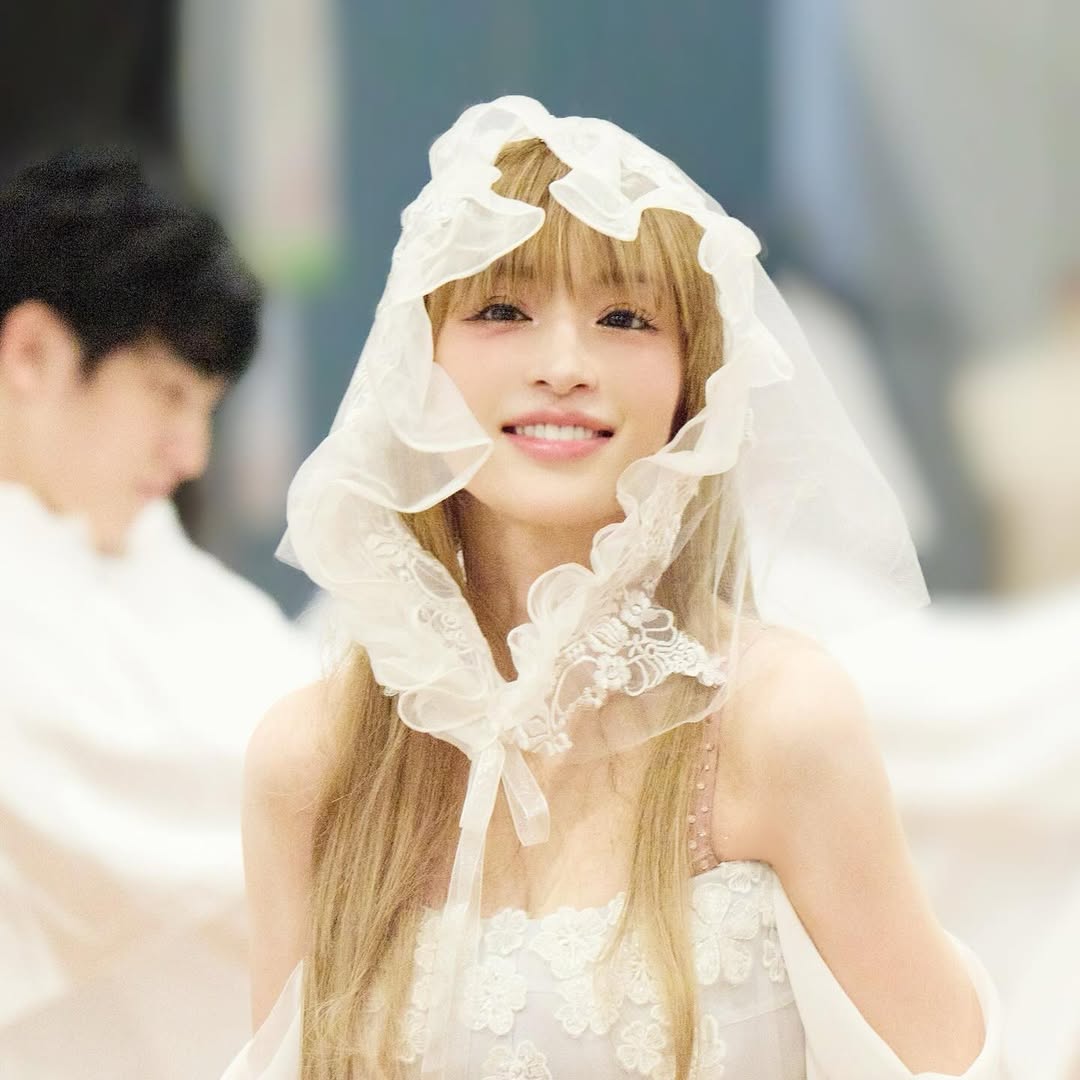 浜崎あゆみ 】 ホワイトドレスで笑顔 投稿写真にファン反響 「姫ぇー