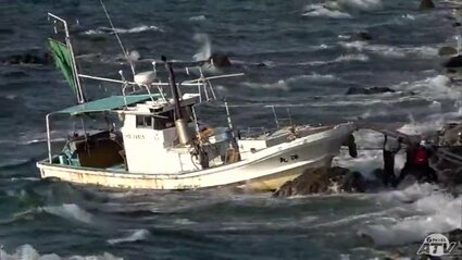 詳報】「漁船が乗り上げている」尻屋埼灯台付近で座礁している漁船と船