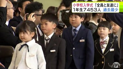 大きなランドセルを背負った新1年生が入学式 友達は何人つくりたい