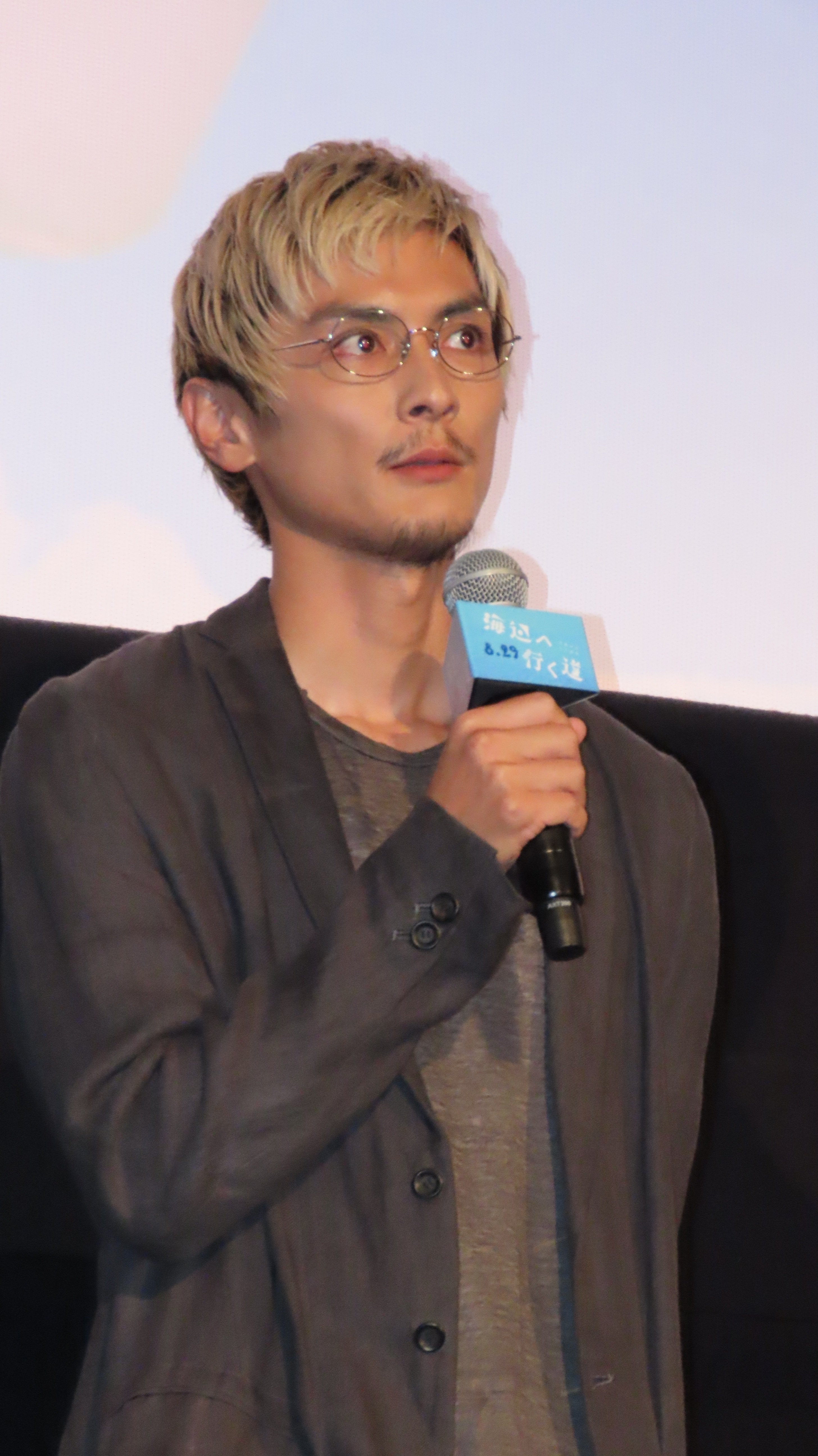 高良健吾】第一子誕生後初の公の場に金髪姿で登場 ‟忘れられない夏”は