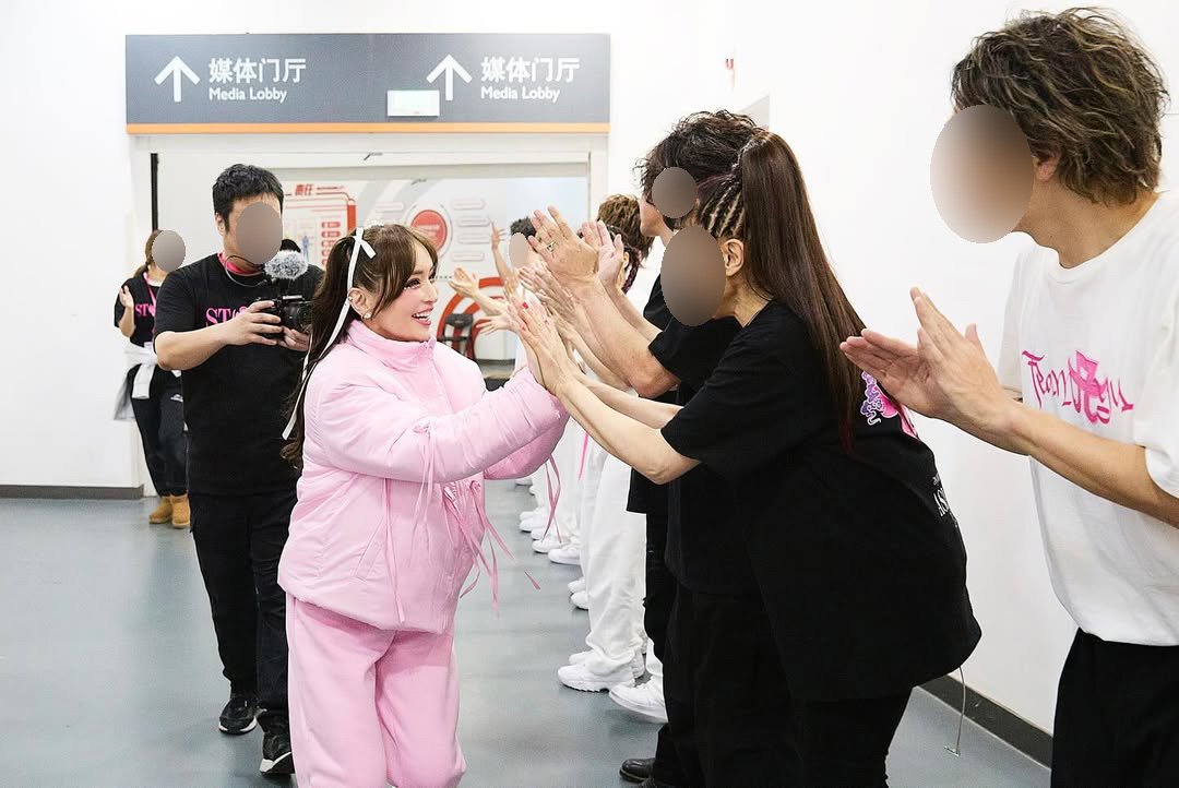 浜崎あゆみ】 アジアツアー「舞台裏」写真に反響 「ダブルピース可愛い