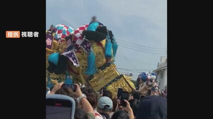 かきくらべ中の太鼓台がバランス崩し倒れる 10代と20代の担ぎ手計3人が