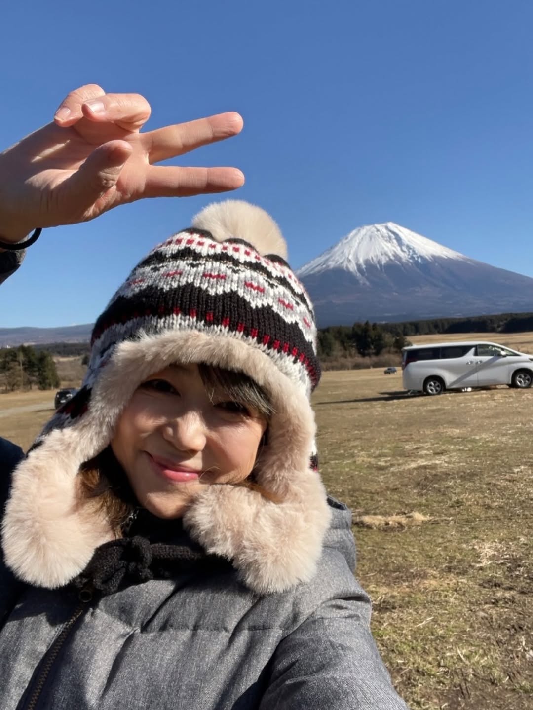 リンドバーグ 】渡瀬マキさん「初デイキャン」は富士山の麓で着ぶくれ