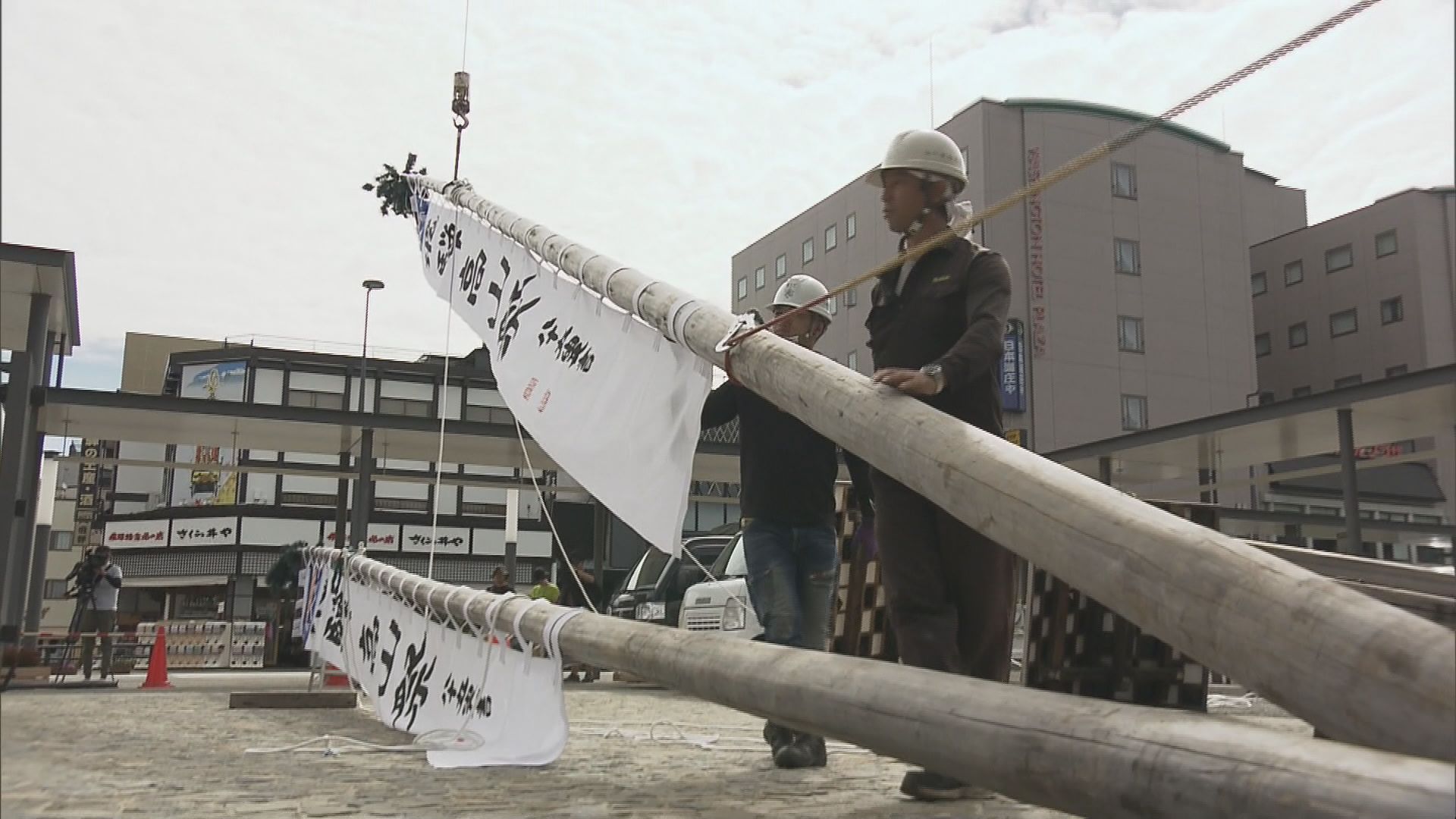 秋の高山祭を知らせる｢のぼり旗｣設置 大提灯も祭りムード盛り上げ 去年を上回る20万人の人出を見込む 岐阜
