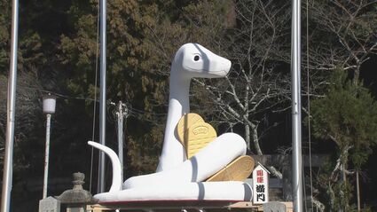 顔がカワイイ」小判に“とぐろ” で金運アップ願う ジャンボ干支「巳」を