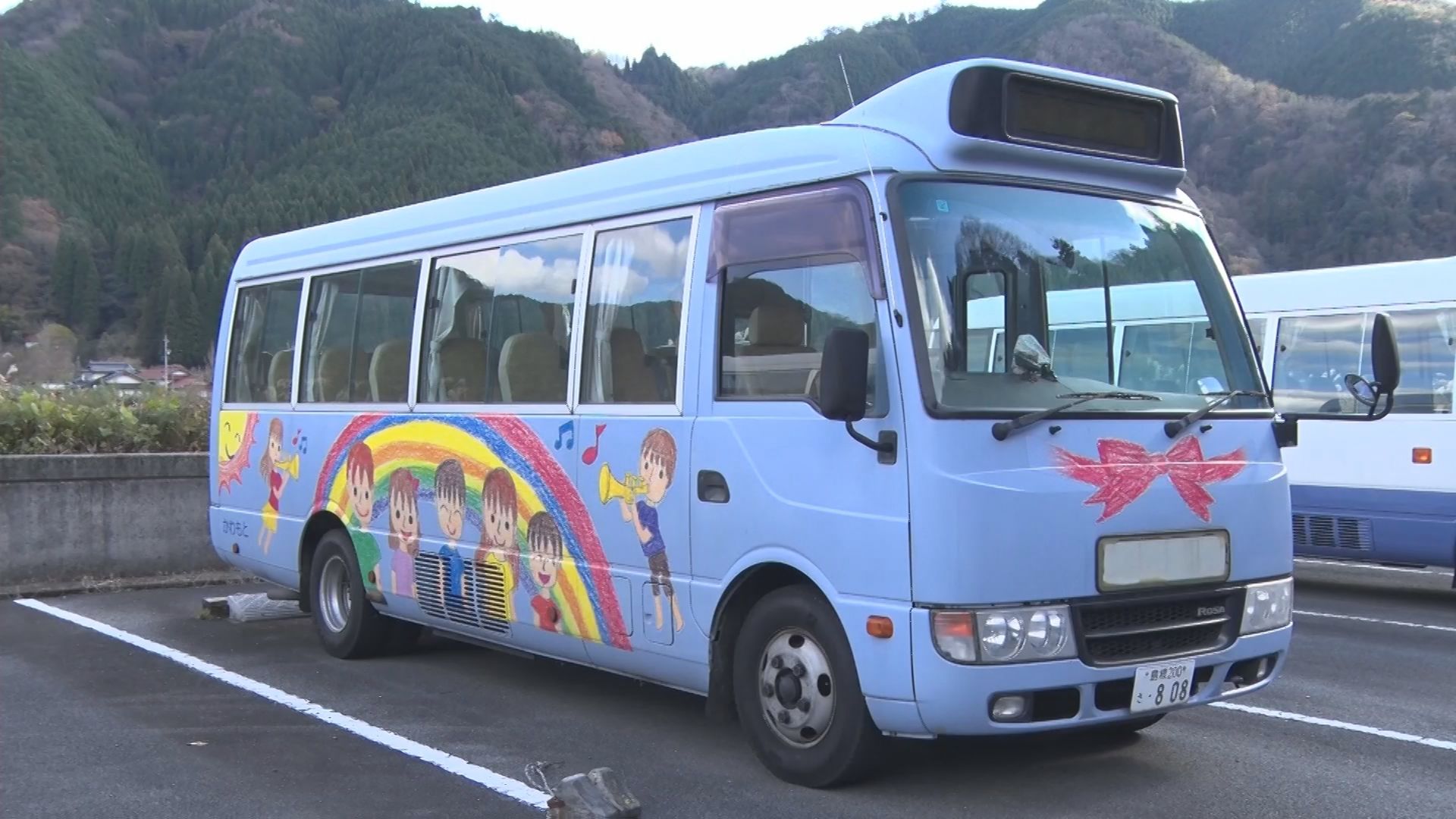 町営スクールバスで眠ってしまった小学2年の児童が車内に置き去りに