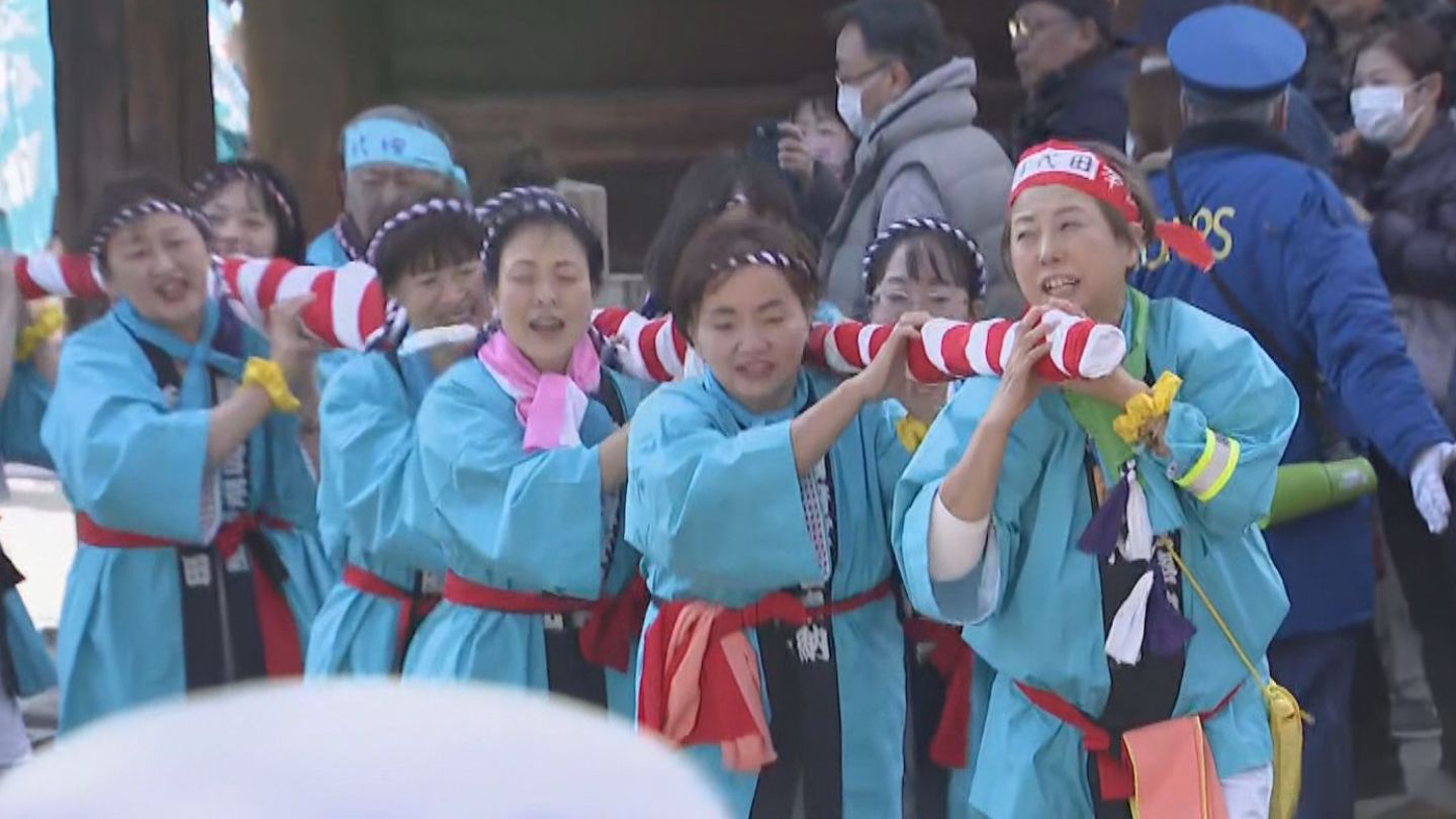 国府宮はだか祭 神男めがけて「もみあい」へ 午前の神事は厄除け願い「女性も参加」会場は熱気と緊張！愛知・稲沢市