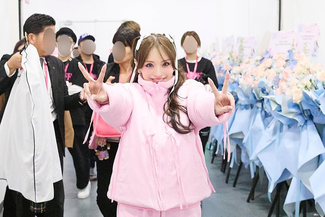 浜崎あゆみ】 アジアツアー「舞台裏」写真に反響 「ダブルピース可愛い