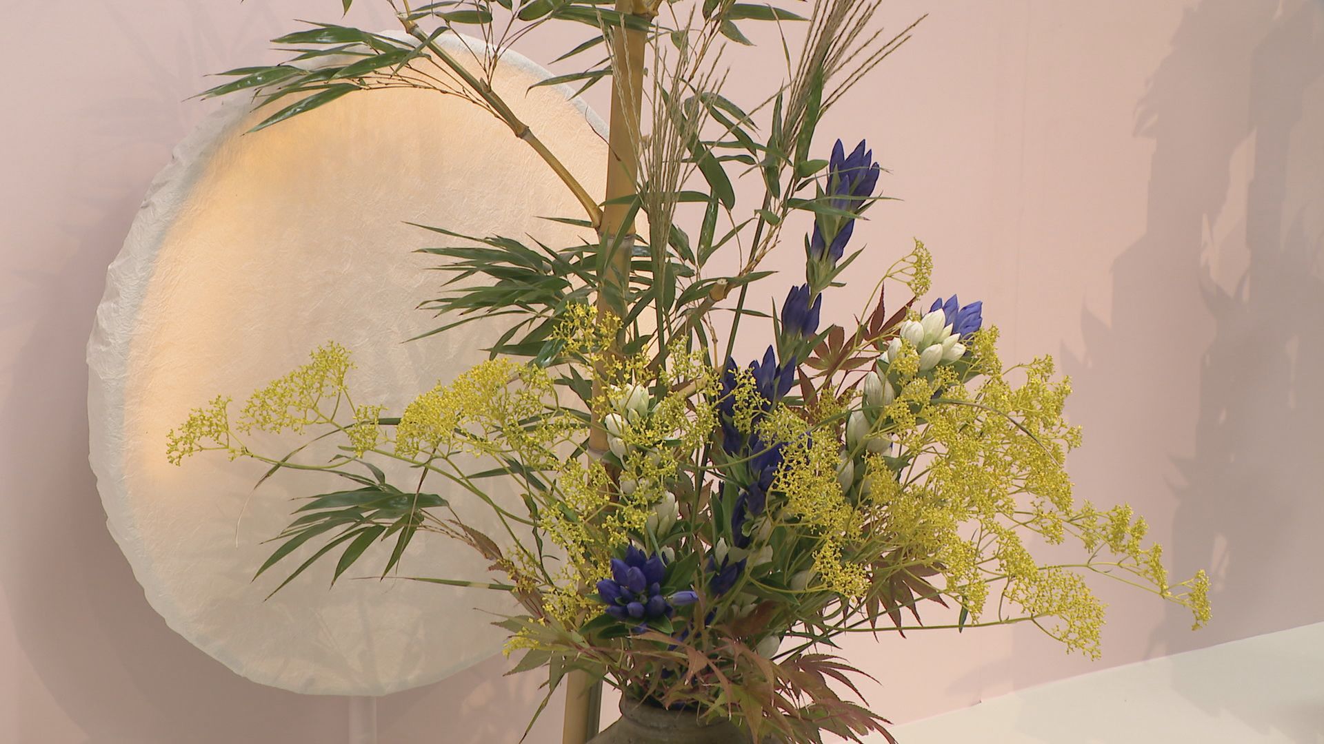 伝統の「松月堂古流いけばな展」はじまる　季節の移ろい 中秋の名月を表現した作品など約280点　名古屋