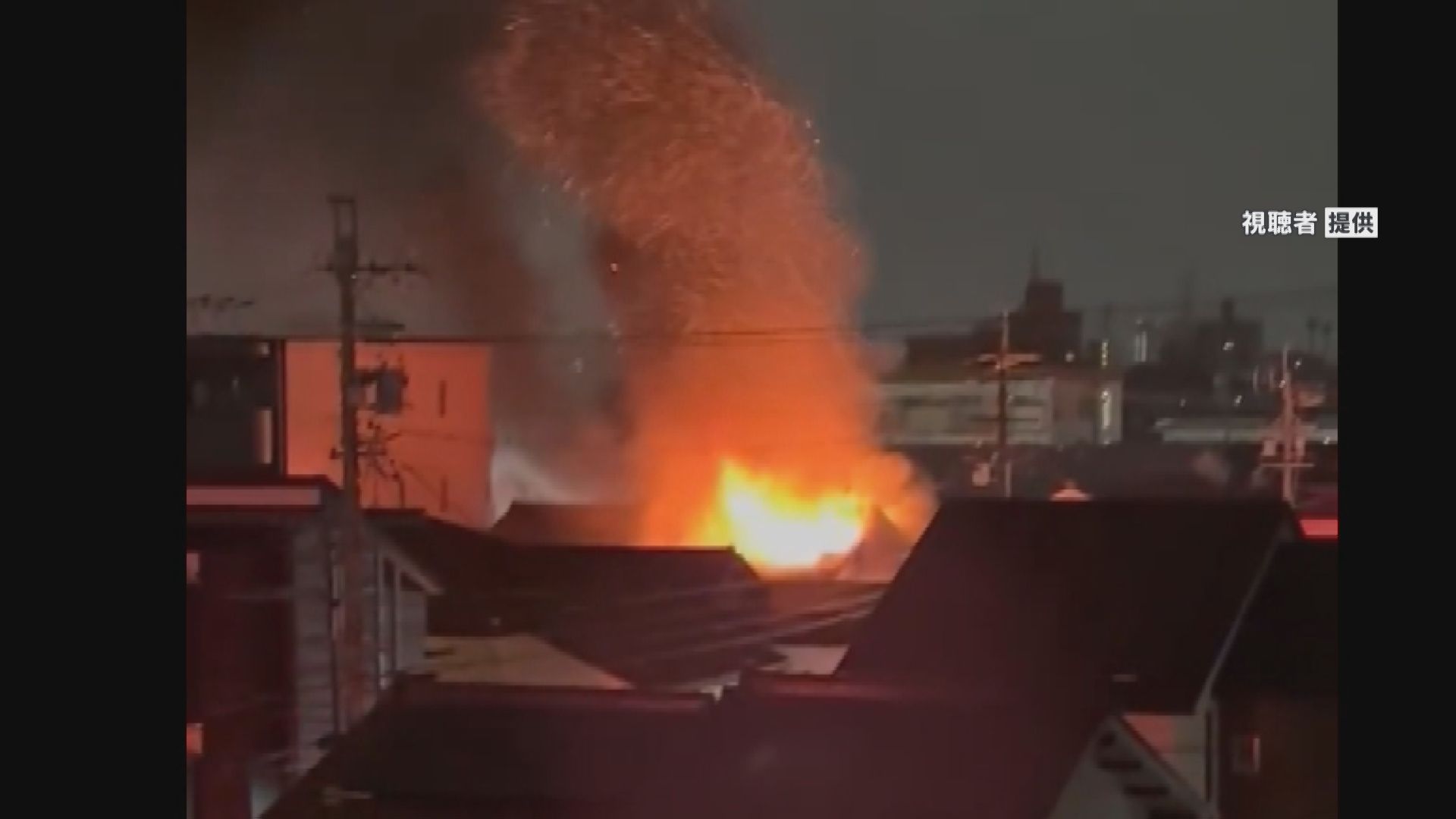 屋根のあたりから激しい炎が…名古屋・南区で2階建て住宅全焼 一人暮らしの68歳男性が煙を吸って病院に運ばれる