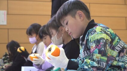 皮むきでつっかかったけど楽しかった」 小学生が特産のころ柿つくり