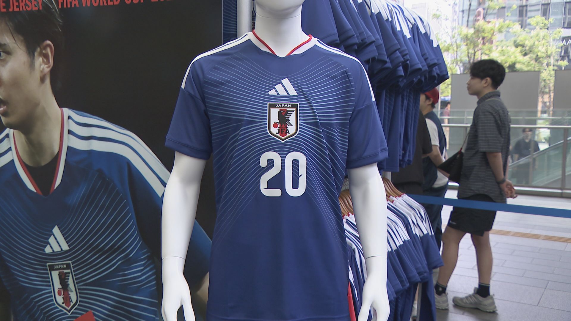 サッカーW杯が開幕 名古屋駅前に期間限定ストアがオープン 人気は日本 