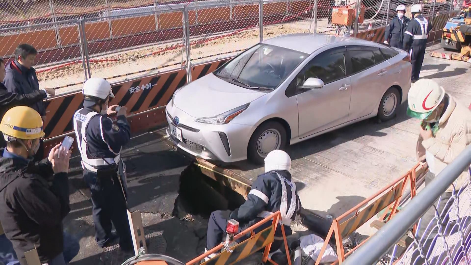 道路が陥没し車の前輪はまる「もともと穴がいていて、自分が載って広がった」名古屋・緑区