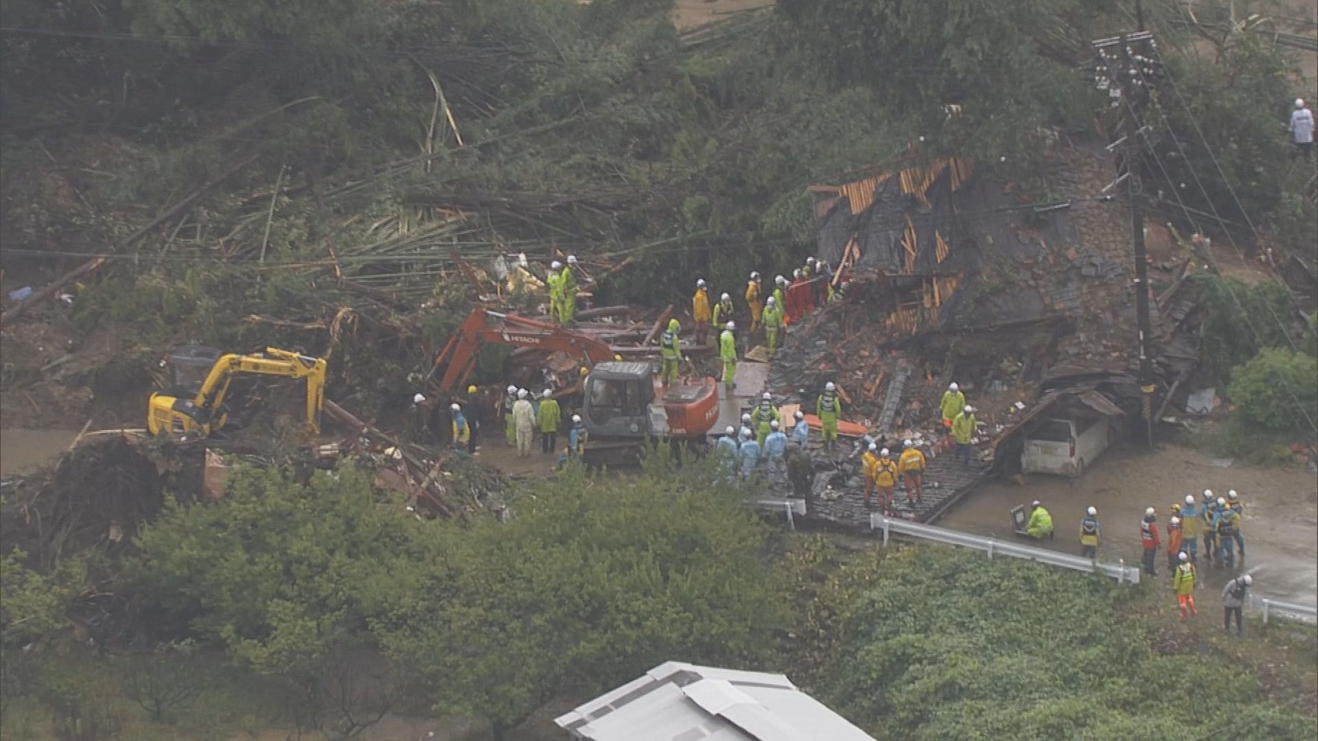 土砂崩れに巻き込まれた住宅から女性2人を救助 　70代夫婦と30代息子の捜索活動が続く　愛知・蒲郡市