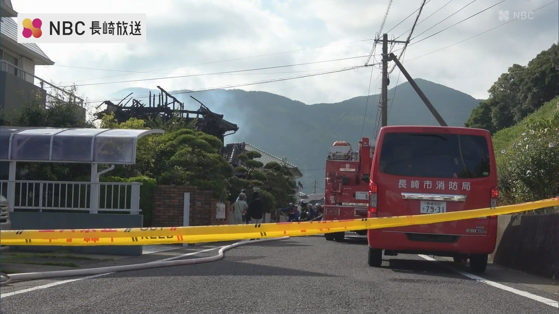 住宅全焼で焼け跡から男性とみられる遺体見つかる 69歳住人と連絡取れ