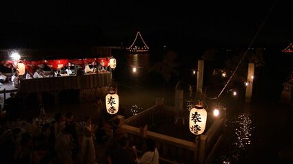 満月の夜に船でシャギリを演奏」神武天皇を水先案内したとされる亀を