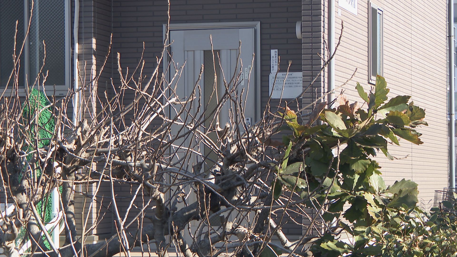 ゴムボール付いた「孫の手」で殴られ男性死亡  隣の部屋に住む70歳男を逮捕  一度部屋に戻りベッドで倒れているのを男らが発見