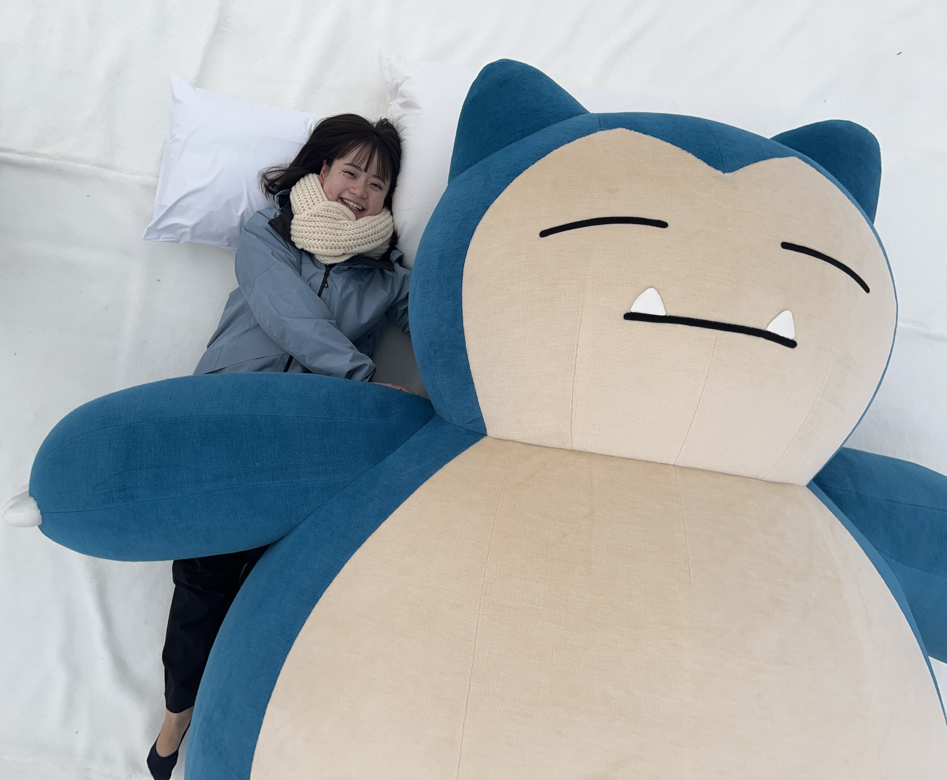 すやすや眠る体長2メートルのカビゴンと並んで撮影も スキー場が