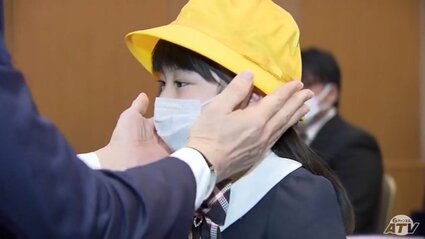 入学式まであと10日 新入学児童に「黄色い交通安全帽子」贈る | 青森の