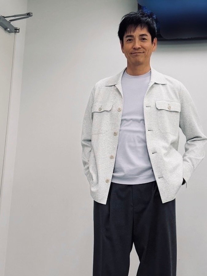 沢村一樹 】 赤い車と笑顔ショット 「自宅ガレージにて・・と言いたい