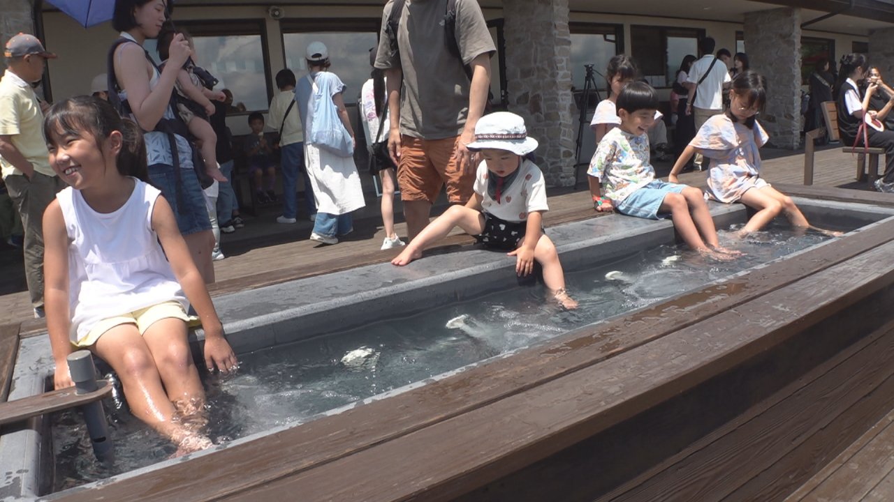 足湯”ならぬ10℃の“足水”でヒンヤリ 3連休最終日の「海の日」を高原で