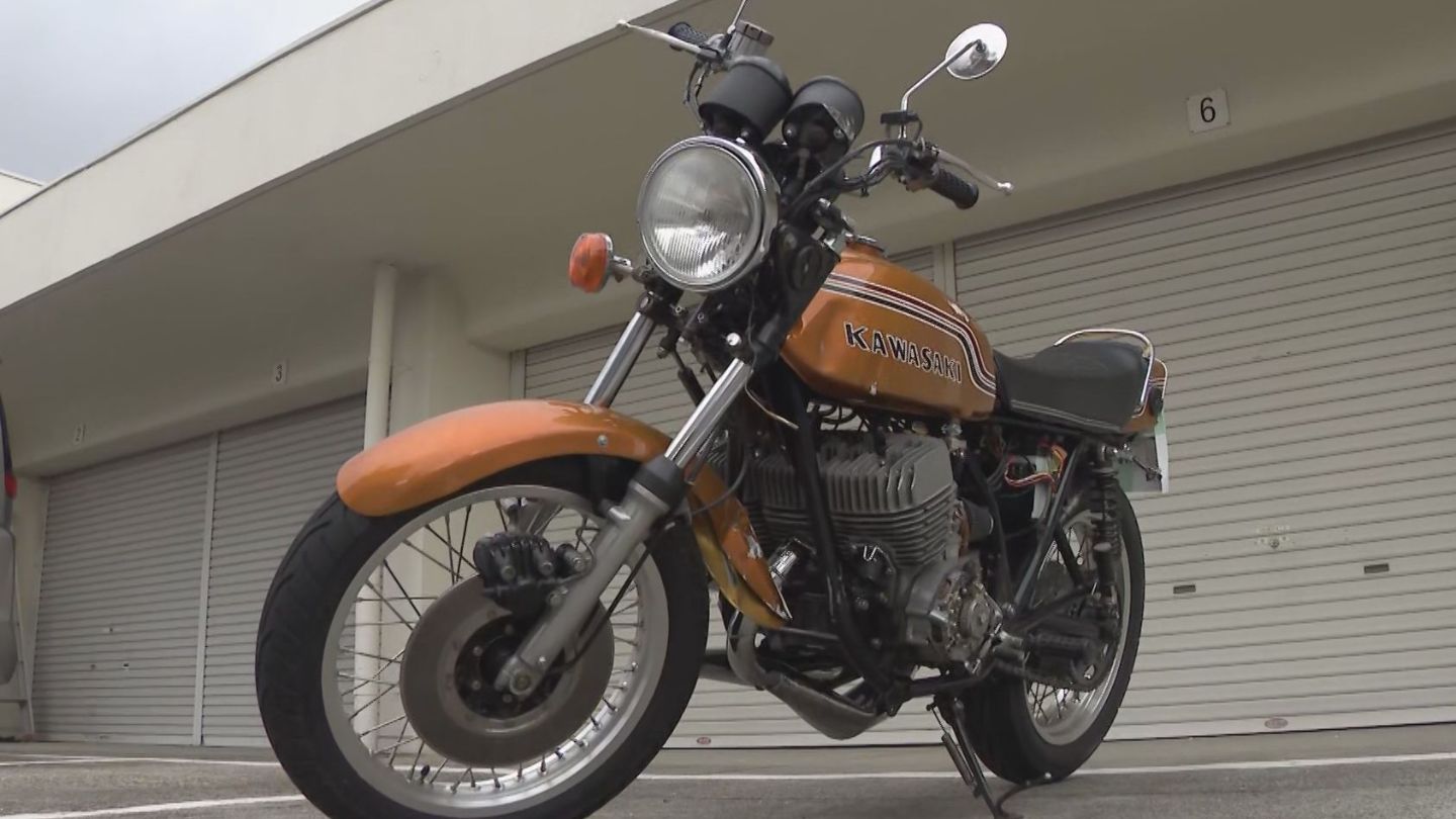 オートバイと乗用車が信号のある交差点で出合い頭に衝突　オートバイを運転していた40代くらいの男性が意識不明