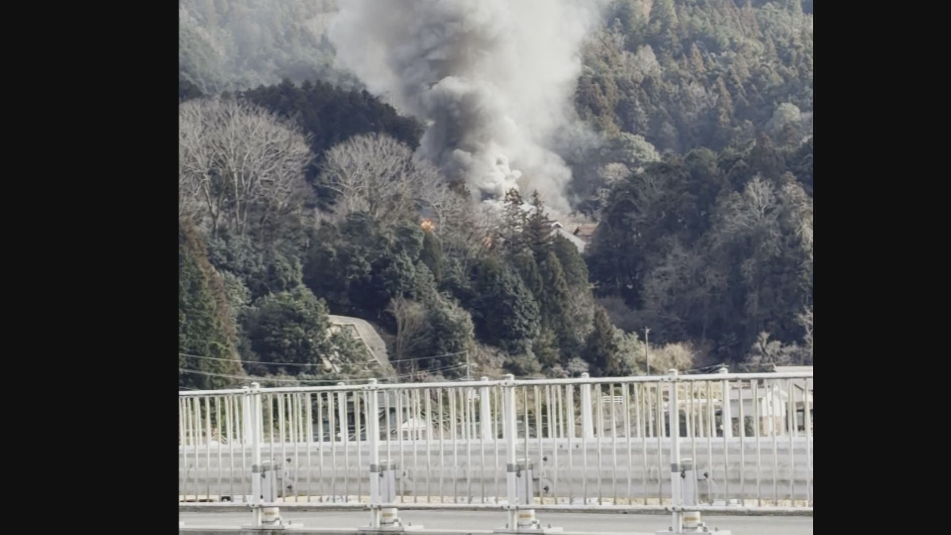 風呂から火が出ている」と通報 広島市安佐北区の住宅で火事 薪で風呂を