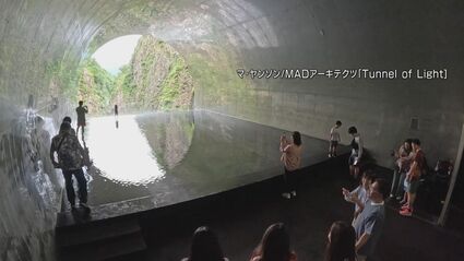 水面に鏡のように映る「水盤鏡」がSNSで評判に…「今までみたことない