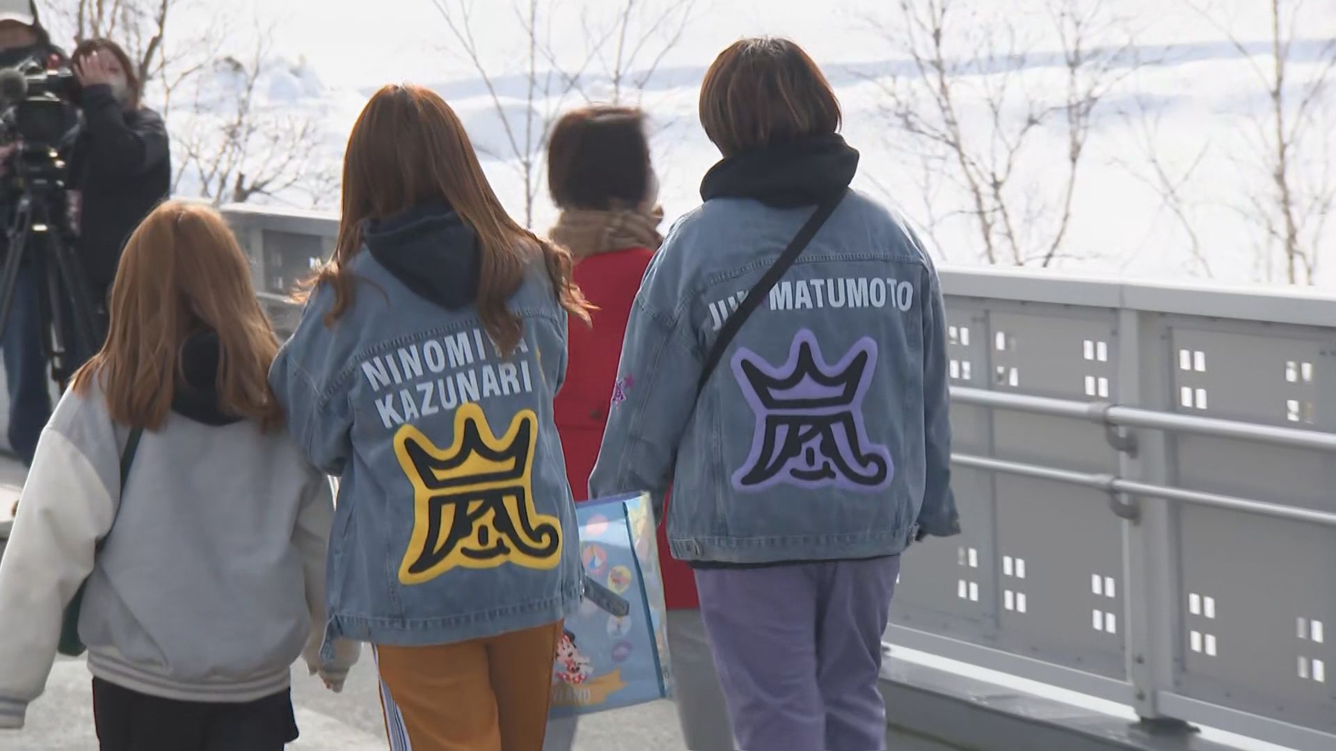 嵐》ラストツアー前日 グッズ求めてファンぞくぞくと集結 あすから