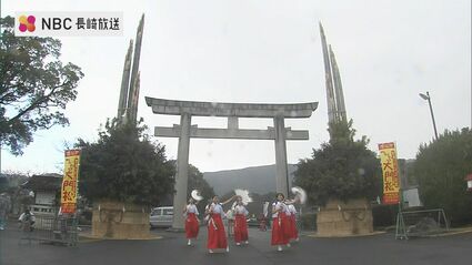 鳥居よりう～んと高い！約13メートルの大門松が完成 | 長崎のニュース