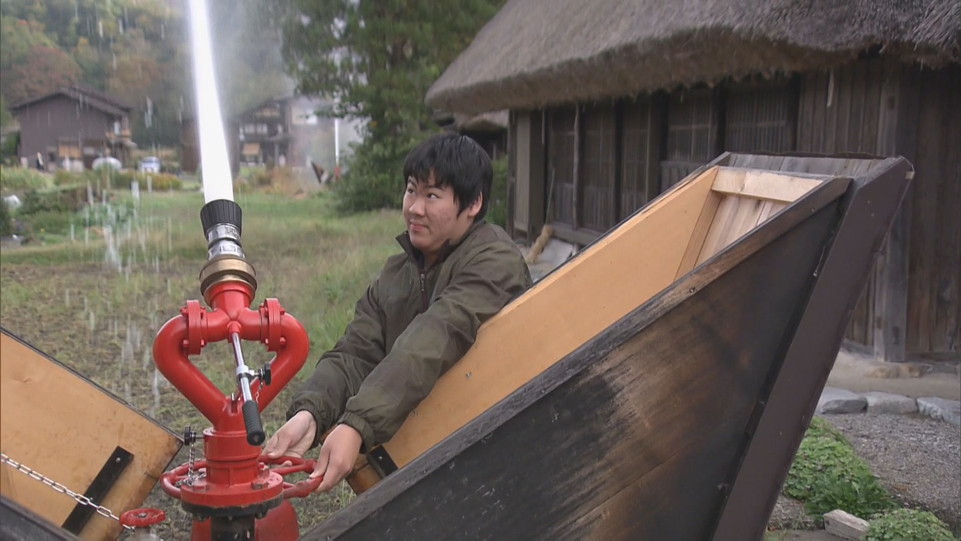 世界遺産・白川郷に「水のアーチ」消防用放水銃を“発動” 合掌造り守る放水訓練 岐阜・白川村