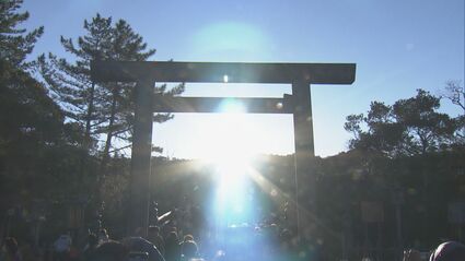 鳥居から日の出… 伊勢神宮に夜明け前から大集結 ｢元旦に見る朝日とは