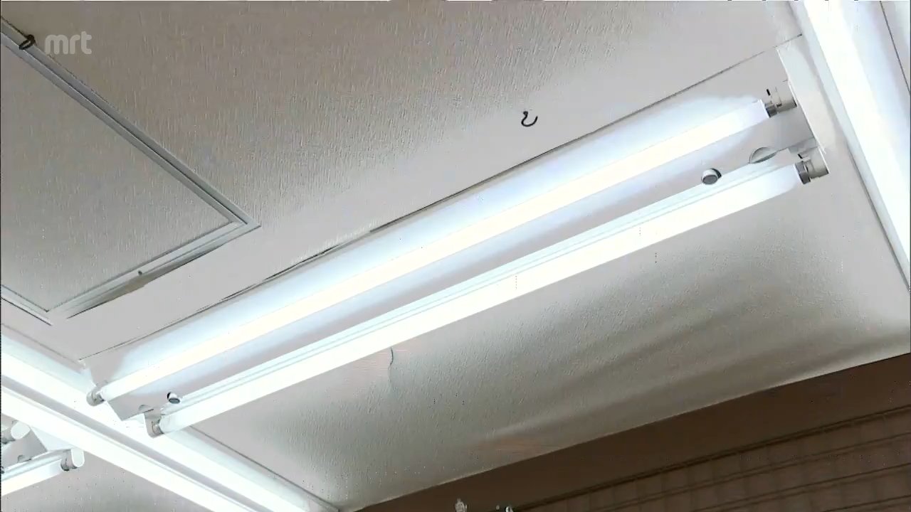 汚い蛍光灯 え、そうなんですか」蛍光灯が2027年末にかけ製造禁止へ LEDの取り付け