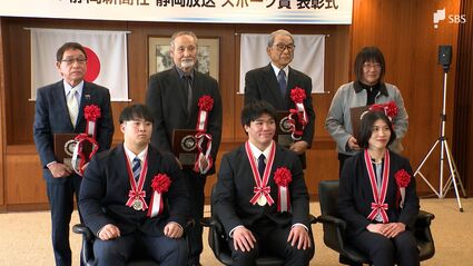 レスリング世界選手権初優勝・高橋海大選手ら7人表彰＝静岡新聞社
