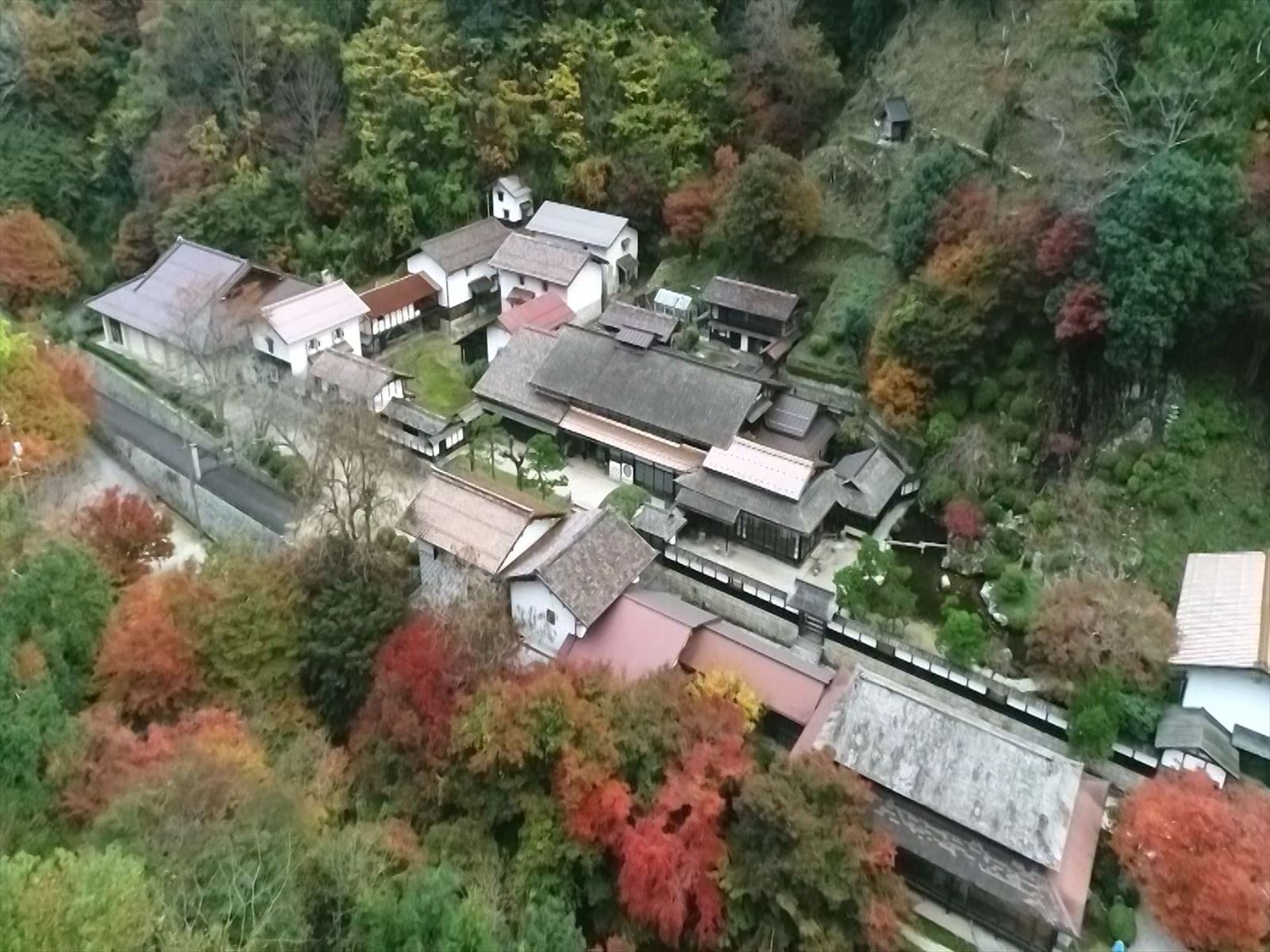 人気ドラマ「VIVANT]のロケ地…戦国時代の武将「塙団右衛門」の末裔「櫻井家住宅」滝と紅葉とのコラボレーション TBS NEWS DIG