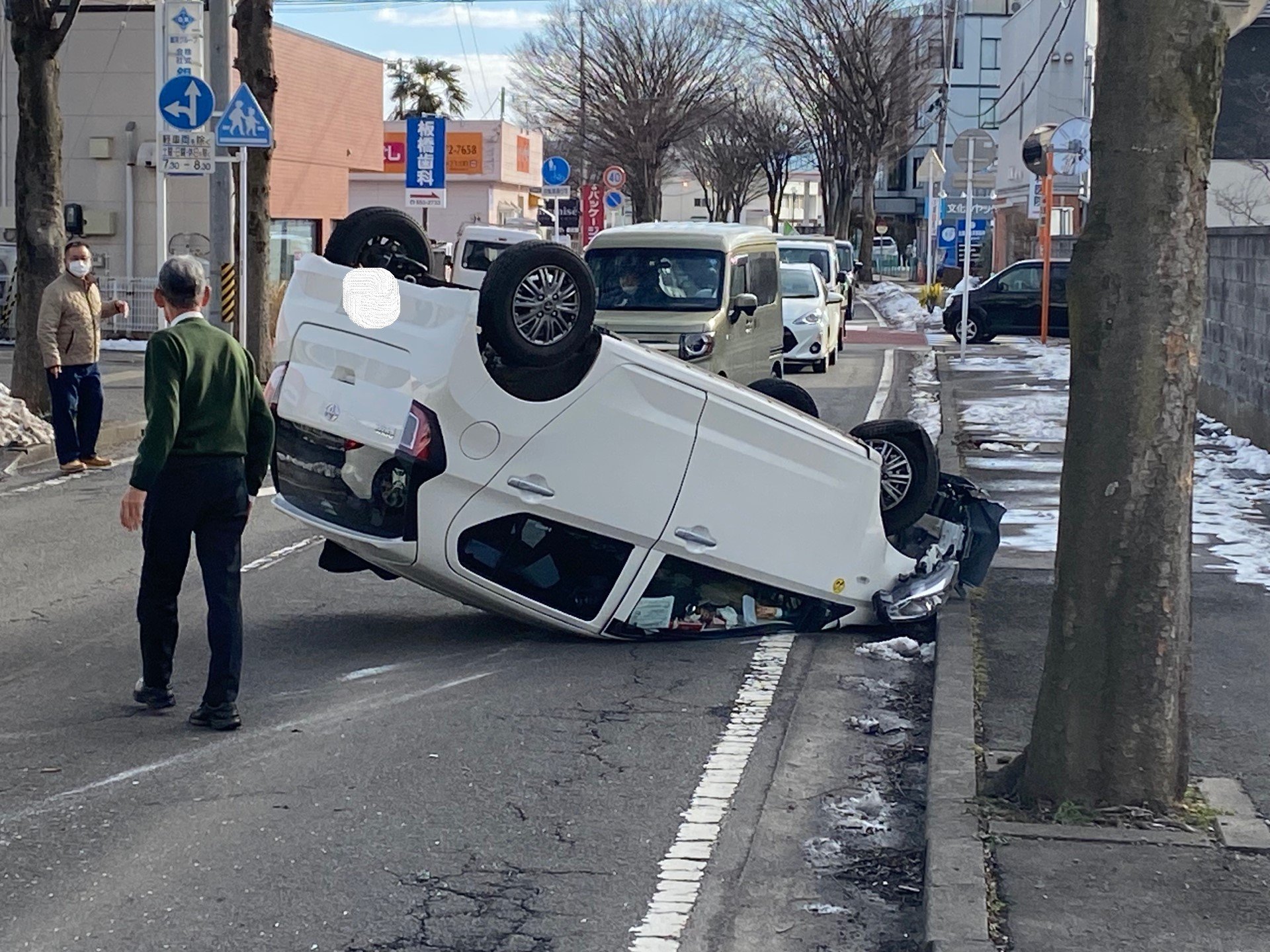 ひっくり返った乗用車から男性運転手救助 縁石に乗り上げ横転、命に別状なし 福島 | TBS NEWS DIG