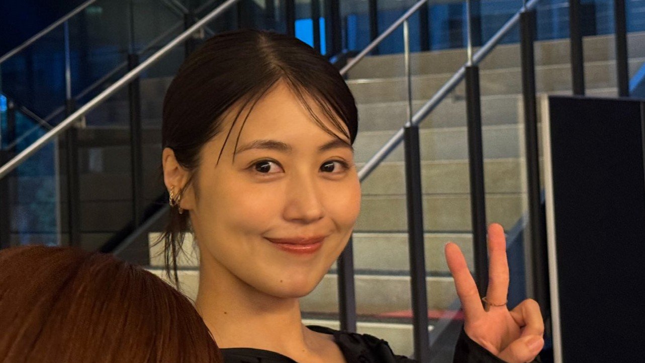 有村架純 】 お直し中にマネージャーに見せた笑顔のVサイン「なんと