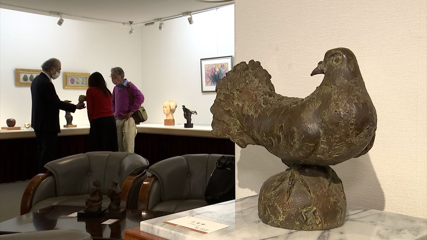 素材のもつ魅力感じて」岡山大学名誉教授・上田久利さんの彫刻展 “風