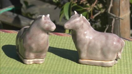 倉敷市の天神窯で干支の「丙午」をデザインした香合の窯出し 赤色の