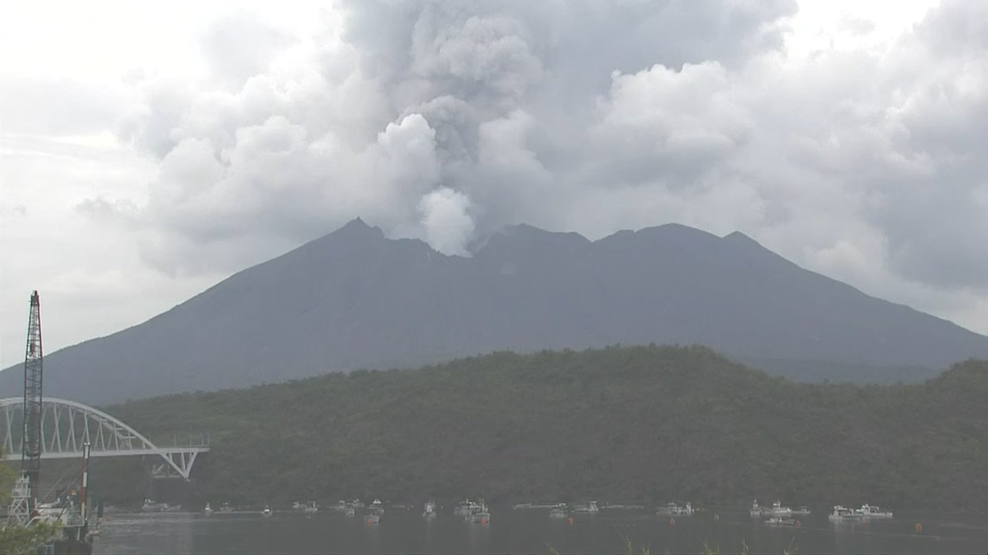 桜島で連続噴火、噴煙最大2400mまで上昇 鹿児島市吉野方向に