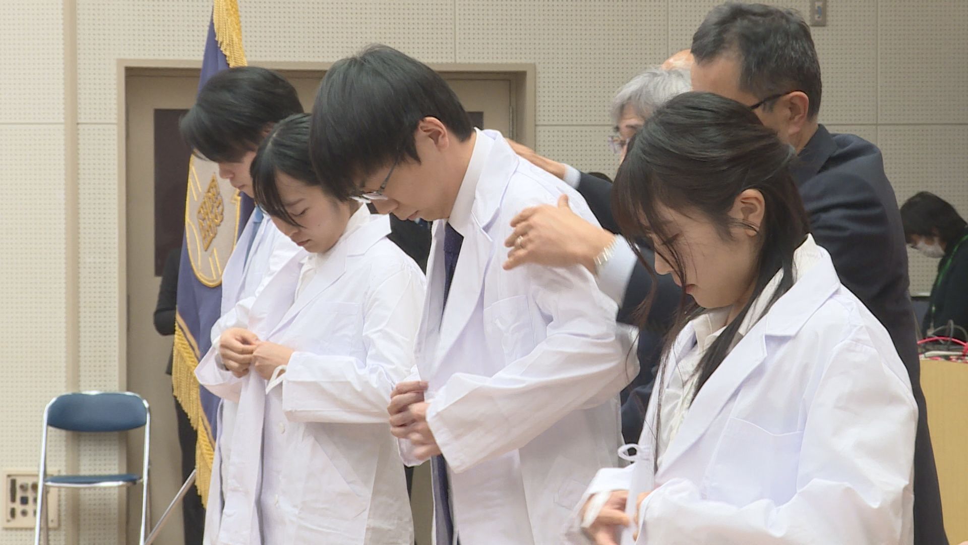 医学部の学生に自覚と責任を 白衣着衣式 | TBS NEWS DIG