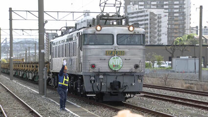 線路 約50cm 北海道新幹線で使用する長さ150メートルのレール28本在来線で輸送