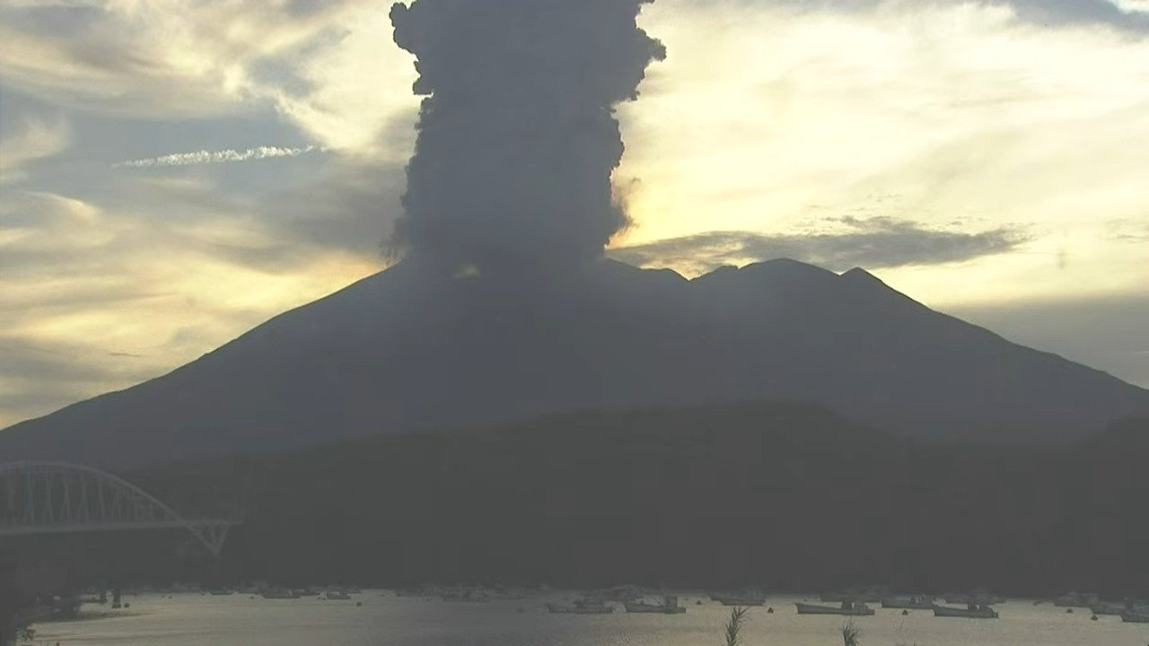 桜島で爆発 噴煙1500m 噴石が9合目まで飛散【21日22日の降灰予報