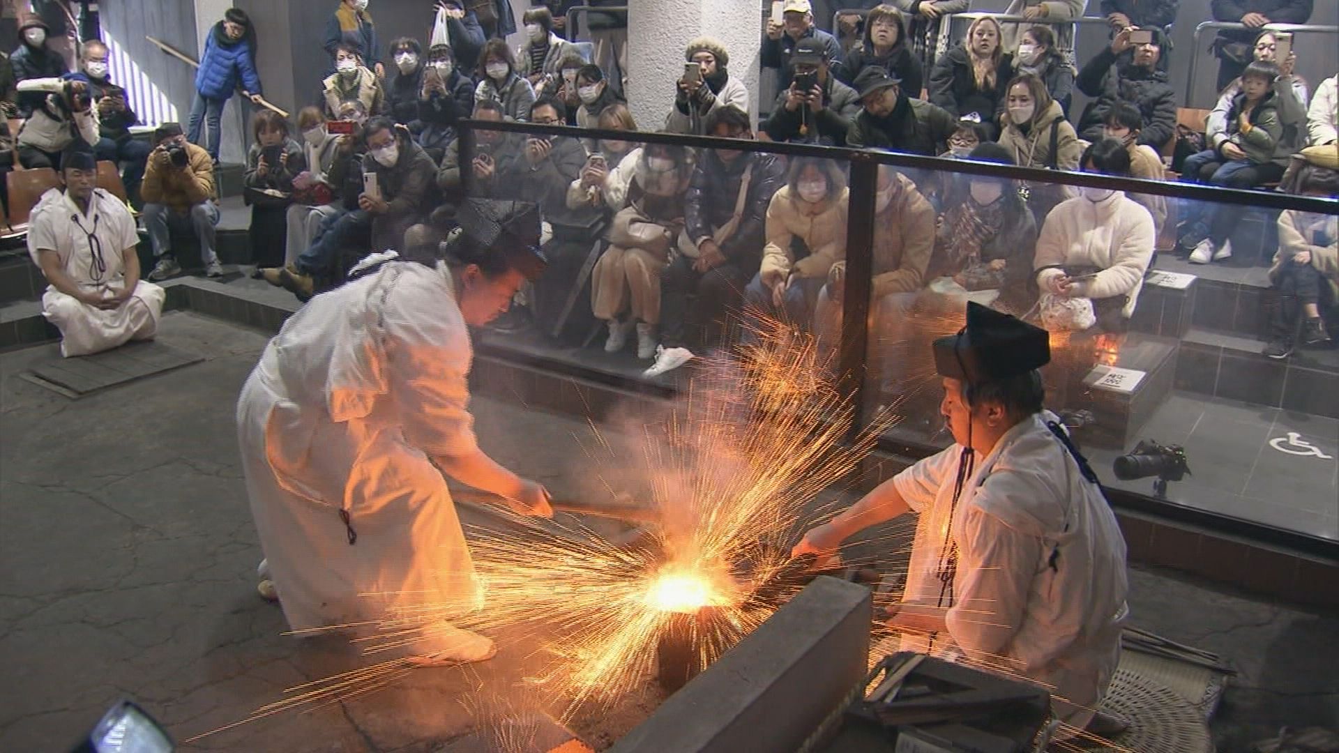 刃物の町 岐阜・関市で日本刀の打ち初め式「トン・テン・カン」会場に響き渡る澄んだ音 